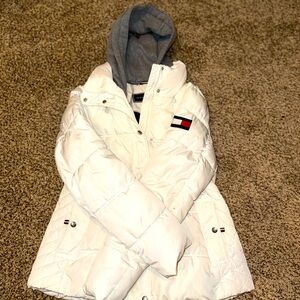 Nice and warm women’s TOMMY HILFIGER white winter coat, zip in grey hood